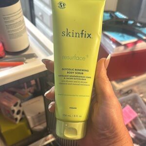 Sealed Skinfix Resurface+ Glycolic Renewing Body Scrub -l